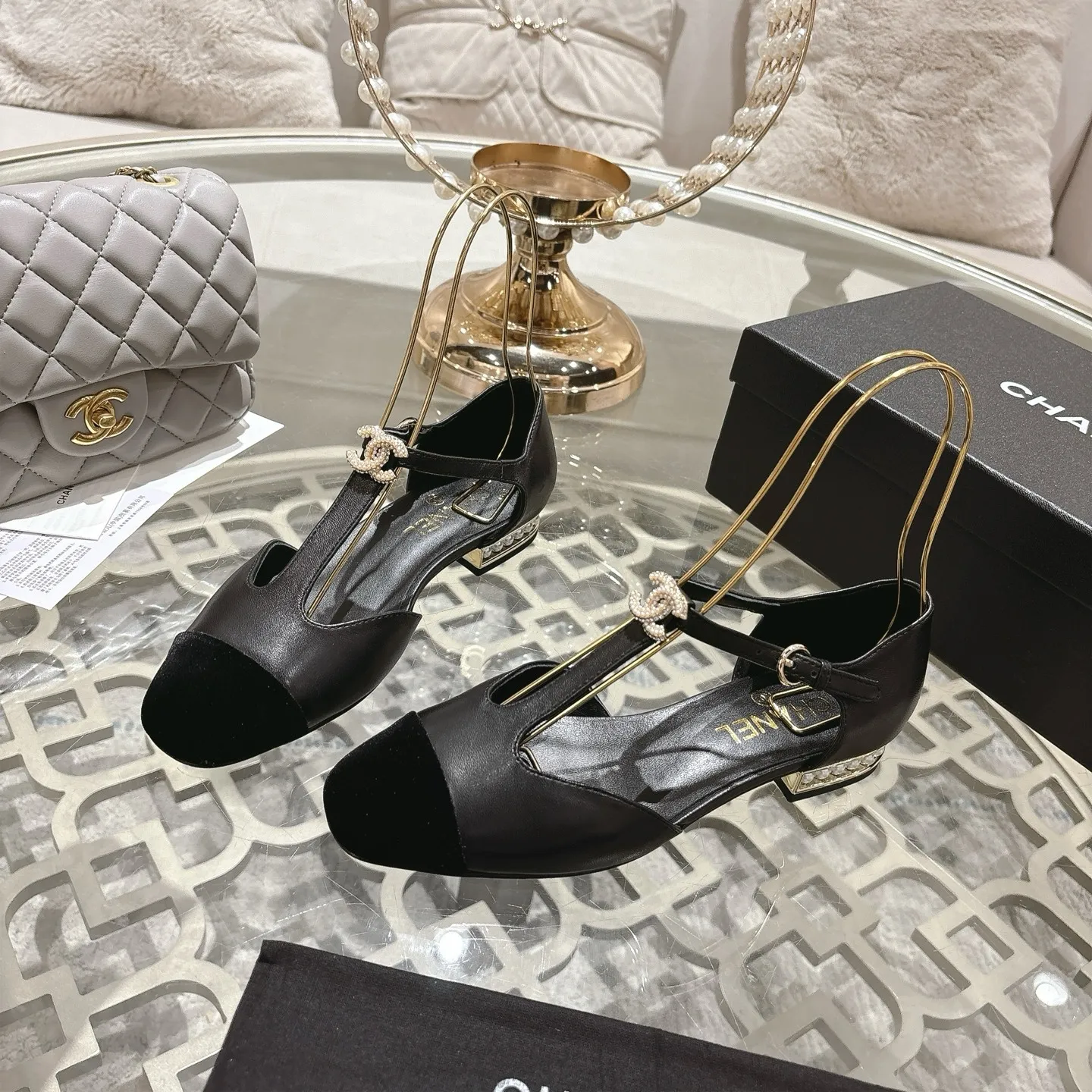 👟👟Ex-factory price 560👟👟 25ss early autumn new Xiaoxiang Chanel pearl double C buckle T-strap Mary Jane shoes pearl heel buckle shoes doll shoe design is so cute 💥The daughter of a rich family has the sense of sight, retro sweetness and age reduction! Mary Jane's unique noble texture allows you to practice various combinations of beauty. Beauty and comfort coexist. Who can not be tempted? The high-end simple style will never go out of style when worn again and again. It vividly interprets the charm of the exclusive fragrance. More possibilities for shaping. Original molded hardware buckle. Upper: lambskin. Lining: sheepskin. Outsole: genuine leather outsole imported from Italy. Size: 35-39 (40.41 custom-made, non-refundable).